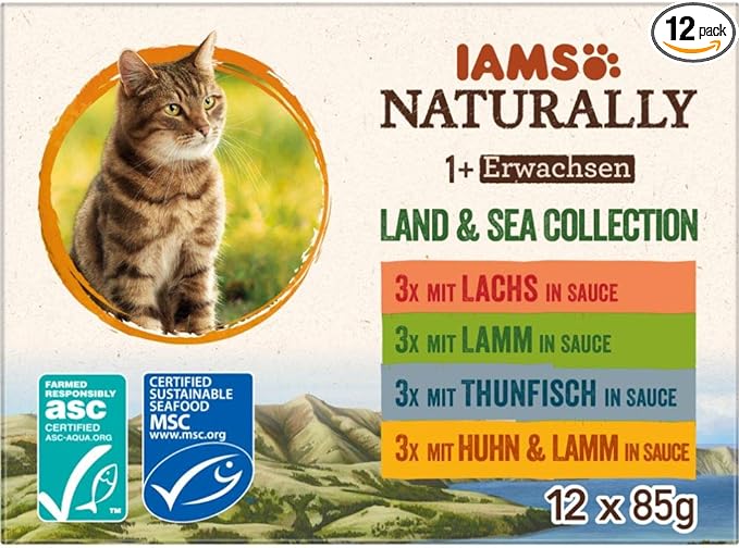 Das Bild zeigt eine 12er-Packung IAMS Naturally Land & Sea Collection Katzenfutter für erwachsene Katzen. Auf der Verpackung ist eine getigerte Katze abgebildet, zusammen mit den Geschmacksrichtungen: Lachs, Lamm, Thunfisch, Huhn und Lamm. Dieses fleischreiche Katzenfutter trägt die MSC- und ASC-Zertifizierungslogos, die auf nachhaltige Meeresfrüchte und nachhaltige Landwirtschaft hinweisen.