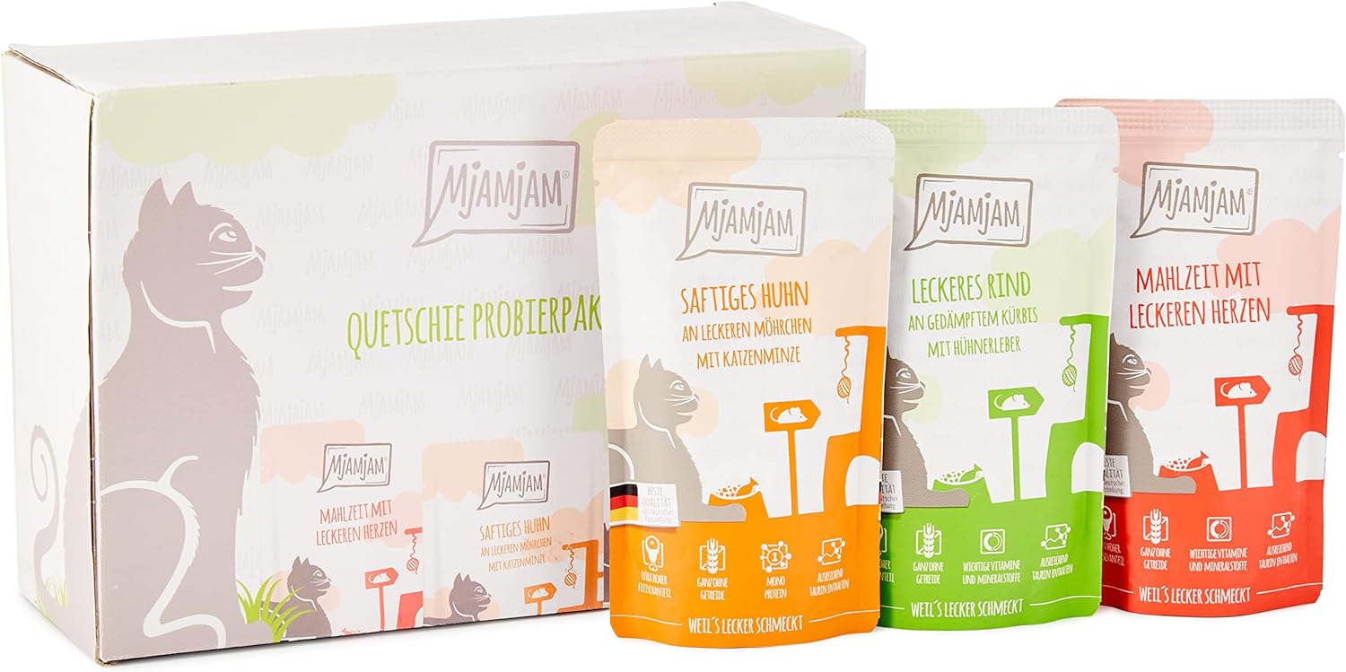 Ein Katzenfutter-Set mit der Aufschrift „MjAMjAM Quetschie Probierpaket“. Auf der Schachtel ist die Silhouette einer Katze abgebildet. Vorne sind drei Beutel in farbenfrohen Verpackungen – orange, grün und rot – mit Geschmacksrichtungen, denen Kätzchen nicht widerstehen können, die aber für Katzen verboten sind.