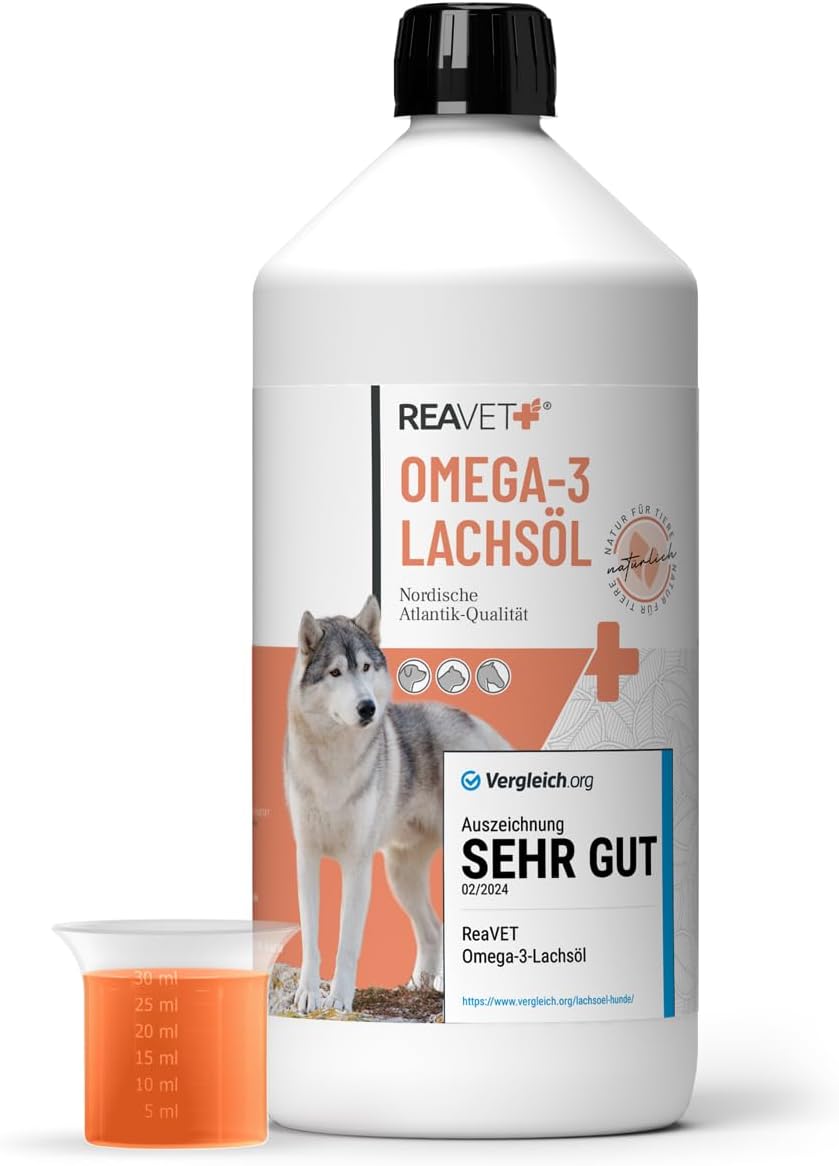 Eine Flasche ReaVet Omega-3 Lachsöl, ein Lachsöl-Ergänzungsmittel für Haustiere, ist abgebildet. Auf dem Behälter ist ein Hundebild und ein Siegel als Zeichen hoher Qualität zu sehen. Neben der Flasche befindet sich ein durchsichtiger Messbecher mit einer kleinen Menge des orangefarbenen flüssigen Ergänzungsmittels, ideal für die präzise Dosierung von Lachsöl für Hunde.